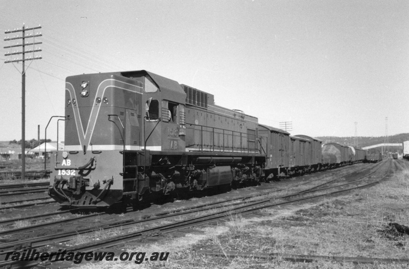 P03195
AB class 1532 diesel locomotive on the No. 856 goods train, front and side view, Midland, ER line.
