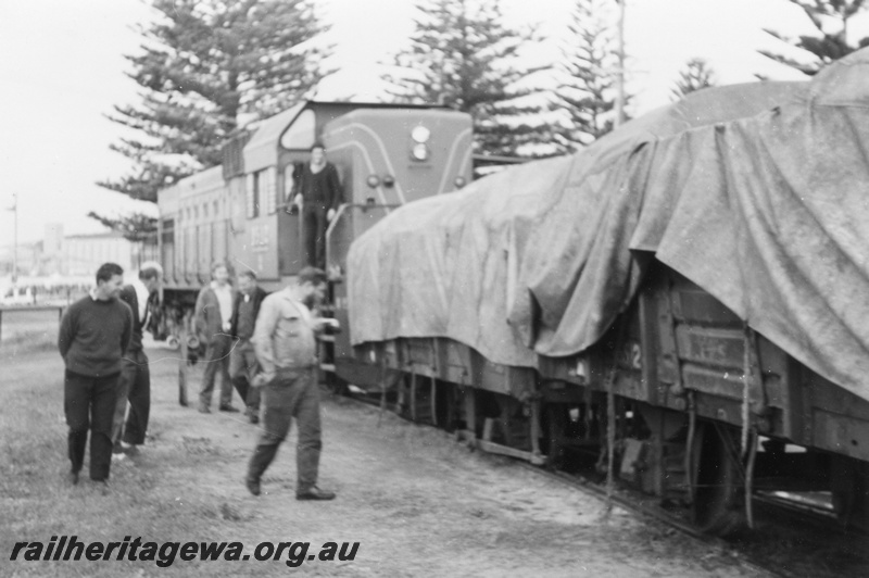 P03305
A class 1512, tarpaulin covered wagons, Esperance, CE line, shunting.
