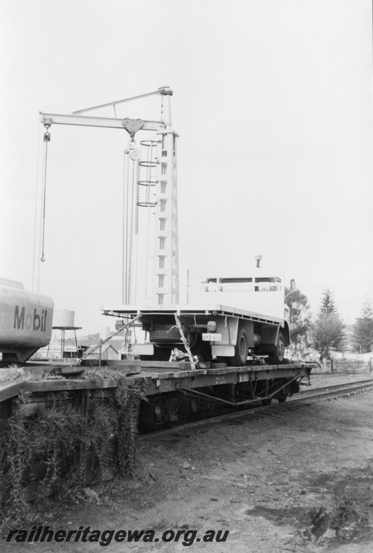 P03306
QM class bogie flat wagon with truck load, yard crane, loading dock, Esperance, CE line
