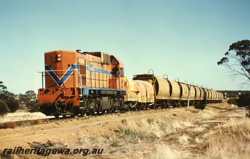P03335
AB class 1535 diesel locomotive, goods train, front and side view, Bencubbin, WLB line.
