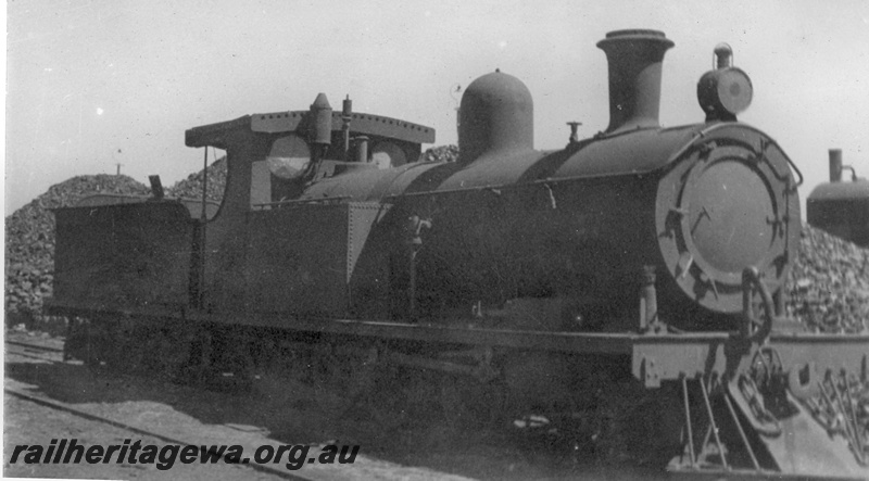 P03399
O class steam locomotive, side and front view.
