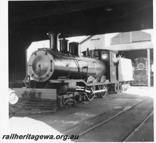 P03418
MRWA B class 6 steam locomotive, front and side view, front of MRWA diesel locomotive in shed behind, Midland Junction sheds, MR line.
