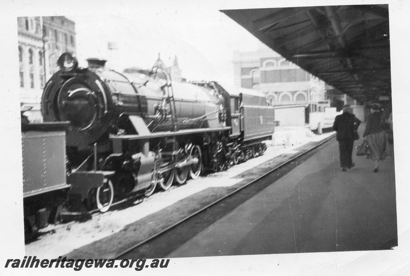 P03569
V class1209 coupled to a an A class steam loco, on the road adjacent to the Armadale Dock, Perth Station, front and side view, on display.
