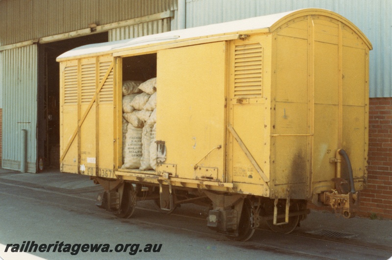 P03623
FD class 13671, side and end view, door open showing bags of potatoes
