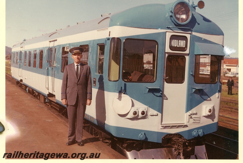 P03729
ADX class 670, blue and white livery, driver beside it on platform, ER line, trial run, c1959
