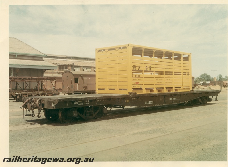 P03789
QU class 25008 flat top wagon in the black livery, with N class 5451 cattle container, end and side view
