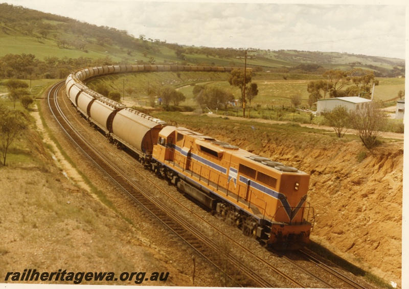 P03874
L class 260 diesel locomotive on wheat train, running long hood first, side and end view, Westrail orange livery, Avon Valley.
