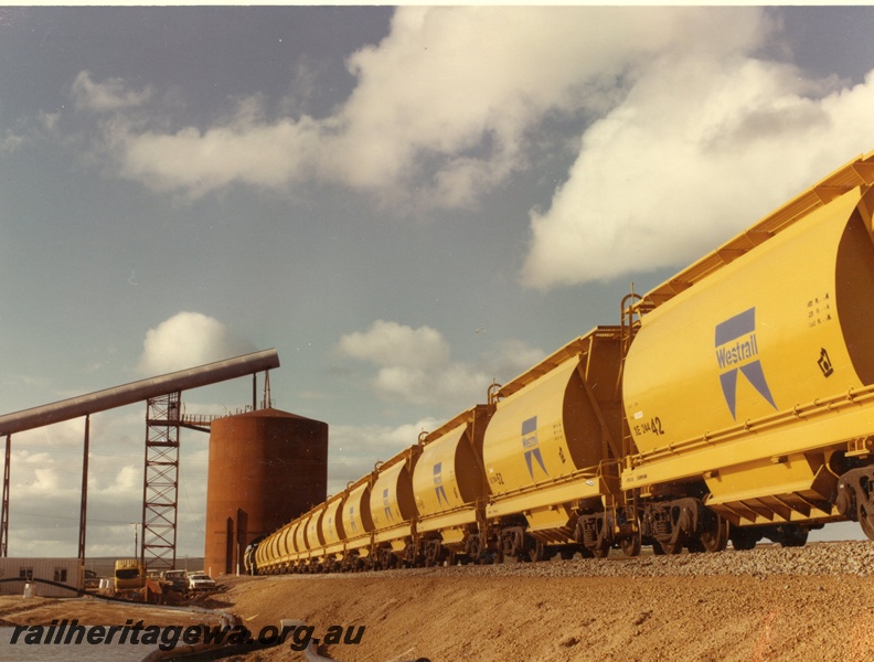 P03878
1 of 2, XE class ilmenite hoppers loading mineral sands, side view, Eneabba.
