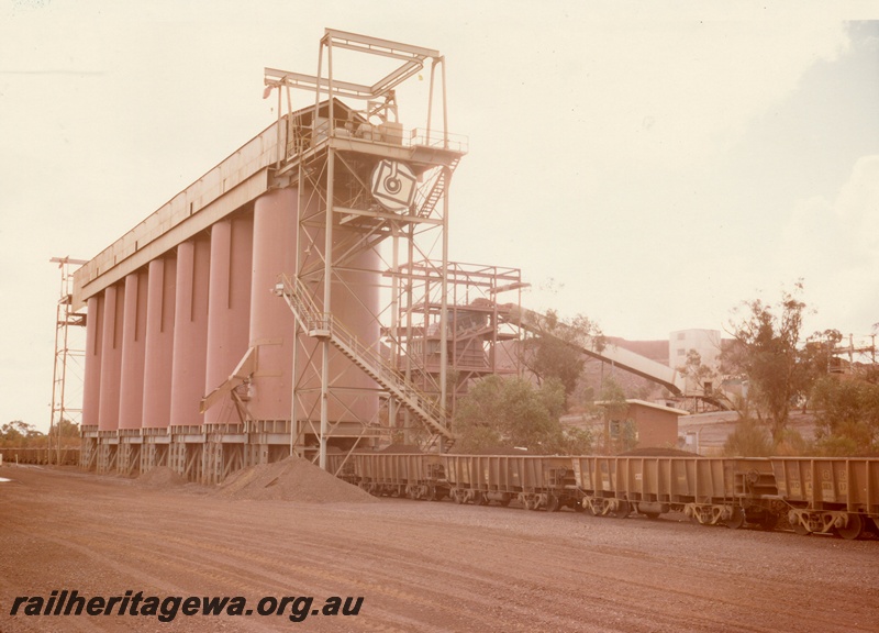 P03909
WO class standard gauge iron ore wagons loading iron ore, Koolyanobbing, standard gauge line.
