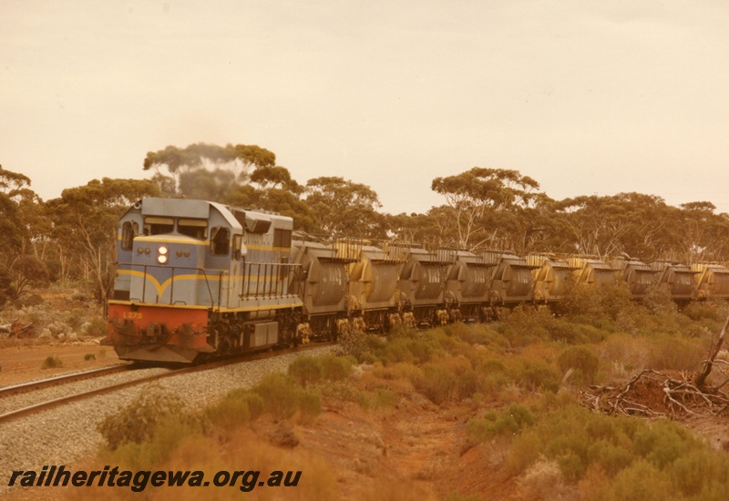 P03919
Nickel train L class 295 Diesel Loco blue with yellow chevron WNA Wagons en route to Kambalda. 3/4 view.
