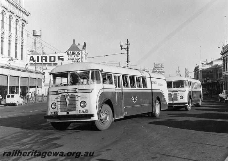 P04100
WAGR Railway Road Service road buses, Perth station, departing for Hopetoun and Narrogin
