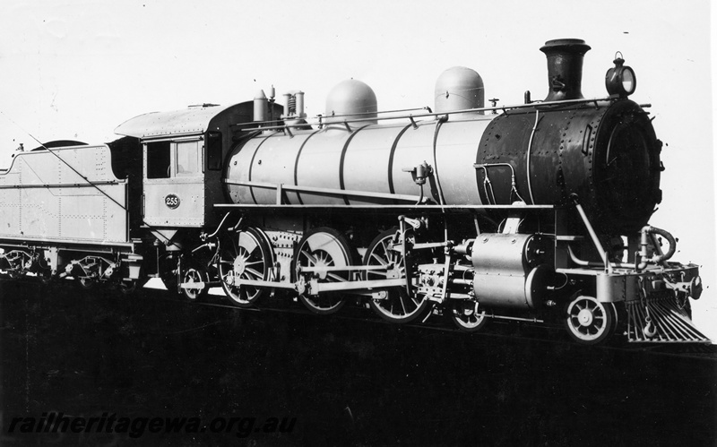 P04104
L class steam loco 255, side and front view
