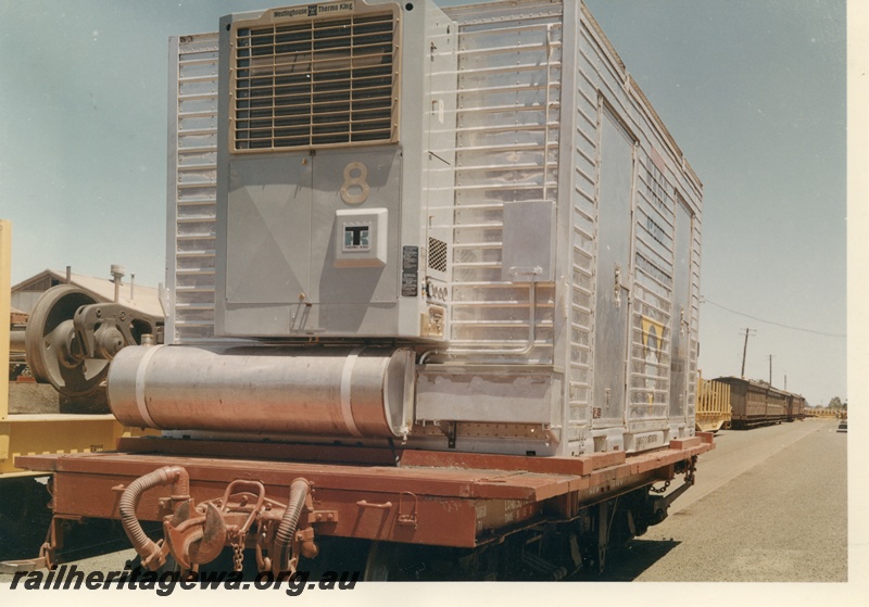 P04177
Refrigerated container on a flat top wagon, end and side view.
