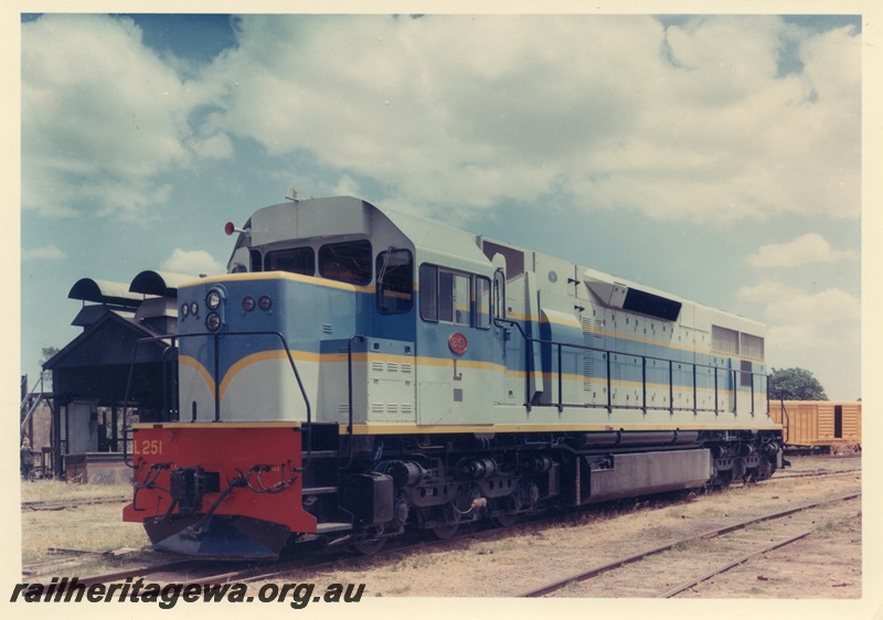 P04185
L class 251 diesel locomotive, in dark blue livery, Kalgoorlie, standard gauge line.

