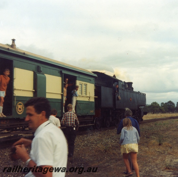 P04226
DM class 582, on ARHS tour train, North Dandalup, SWR line, Noel Zeplin in foreground
