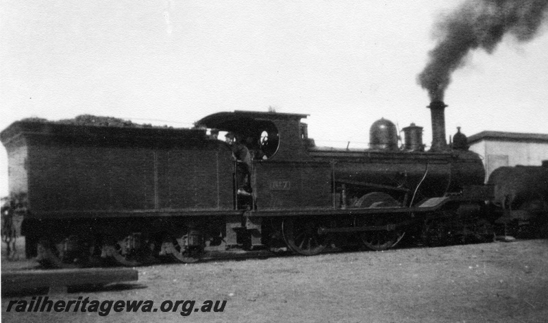 P04356
MRWA B class 7 steam locomotive, side view, crew on the footplate.
