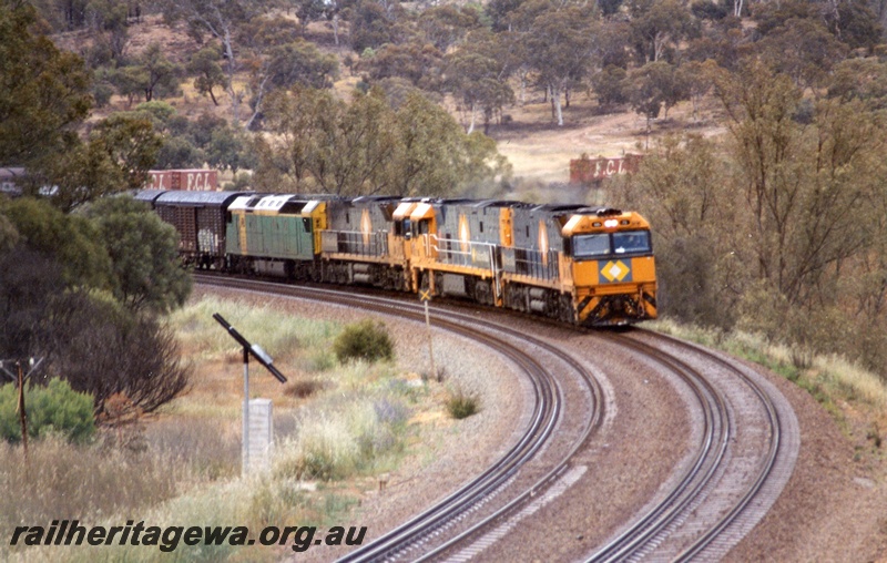 P04400
Lash up of NR 75, NR 27, NR 23 and AN7 diesel locomotives on east bound freight train, approaching Windmill Hill cutting, Avon Valley standard gauge line.
