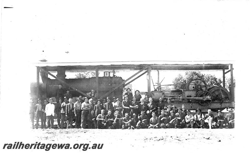 P04411
Millars log hauler No.7, Yarloop, side view with large group of workers posed in front.
