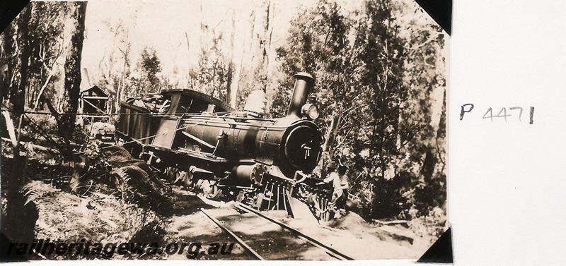 P04471
Timber Corporation, later Millars loco No.58, derailed at Greenbushes
