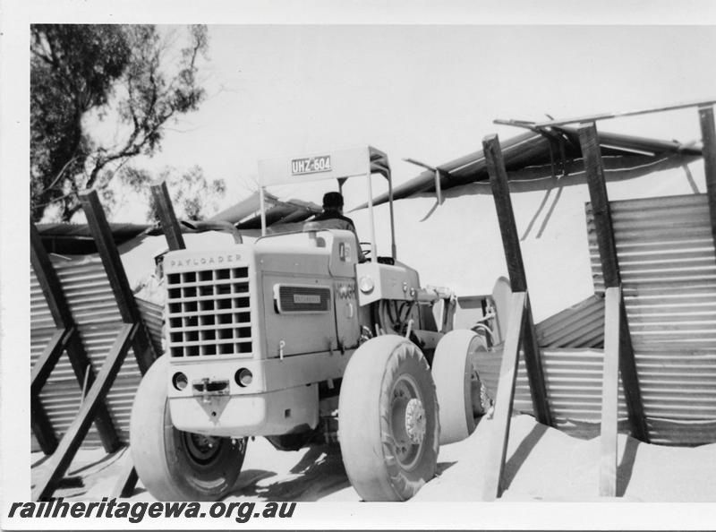 P05990
4 of 6 views of the loading of wheat at Coorow, MR line

