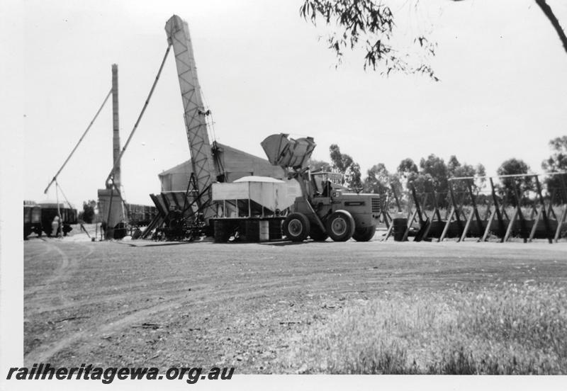 P05992
6 of 6 views of the loading of wheat at Coorow, MR line
