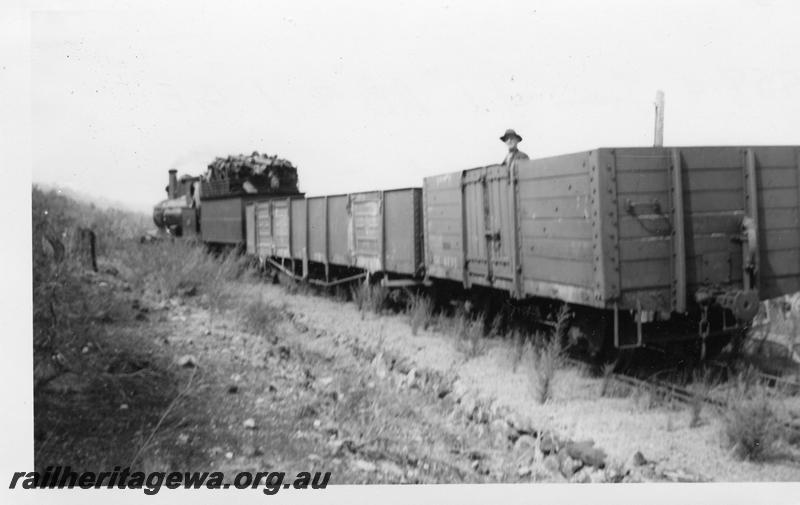 P06588
GE class wagon, RB class wagons behind Millars loco No.58 halfway between Jarrahdale and Mundijong
