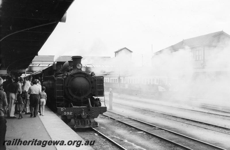 P06639
DD class 592, Perth Station, passengers about to board ARHS tour train
