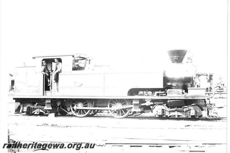 P07117
N class 206, with a soft coal chimney, crew in cab, side view
