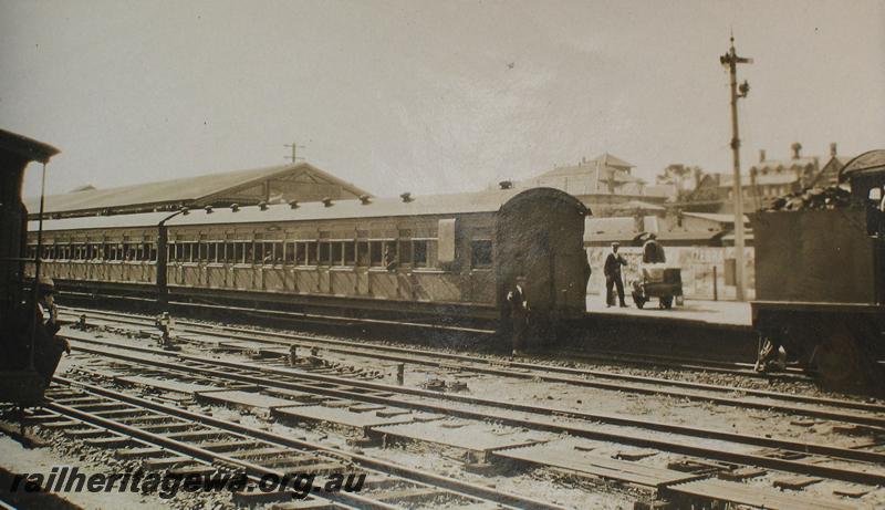 P07250
D class loco about to couple onto an AS class carriage, Perth station

