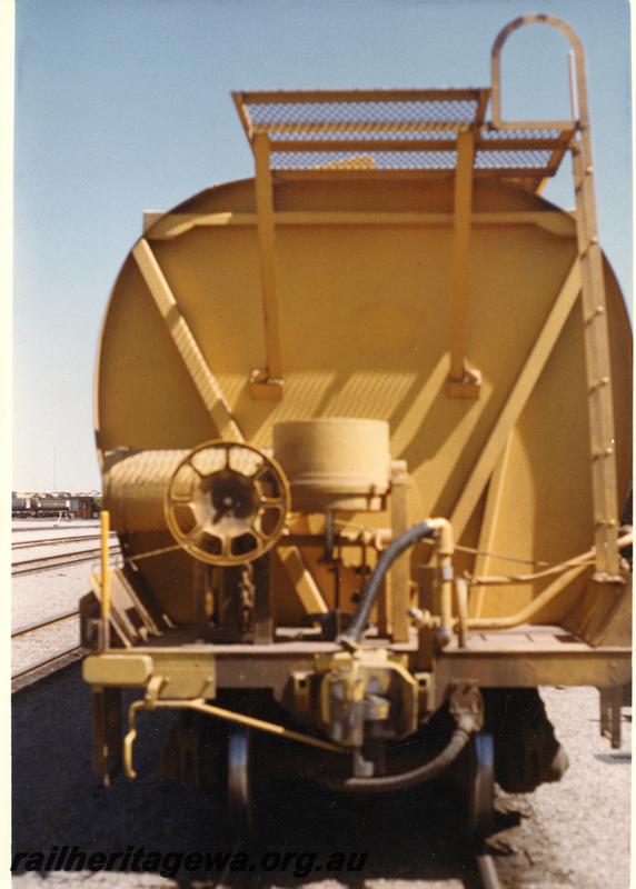 P07284
XW class grain hopper, end view
