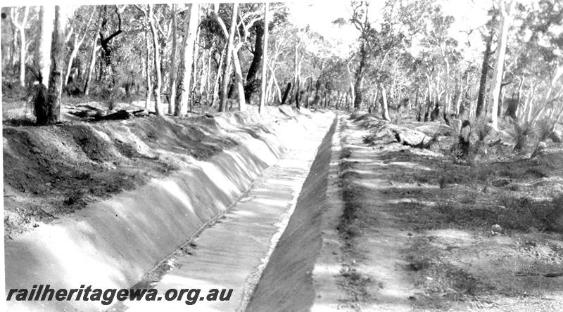 P07336
32 of 32 photos of the construction of the railway dam at Hillman, BN line, view along Main Channel from rocks
