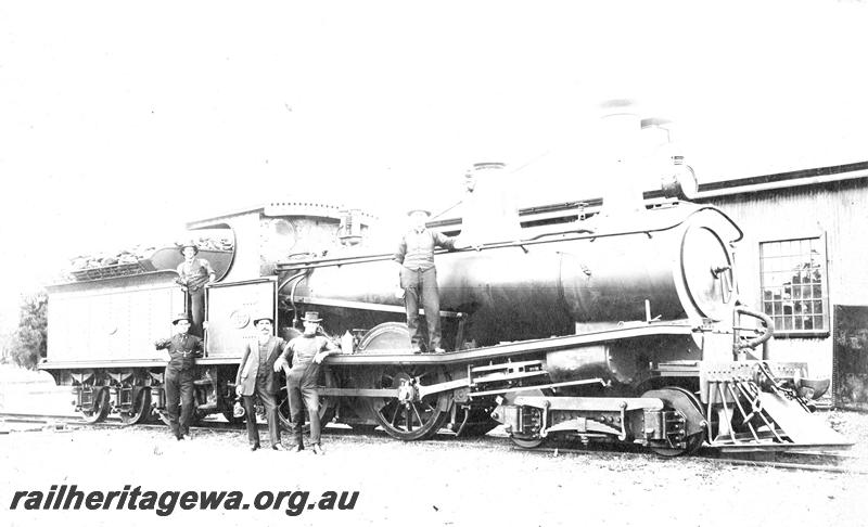 P07388
T class 165 with railway personnel posing in front of the loco, side and front view
