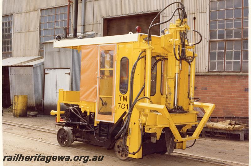 P07913
Track maintenance machine, TM701, side and end view
