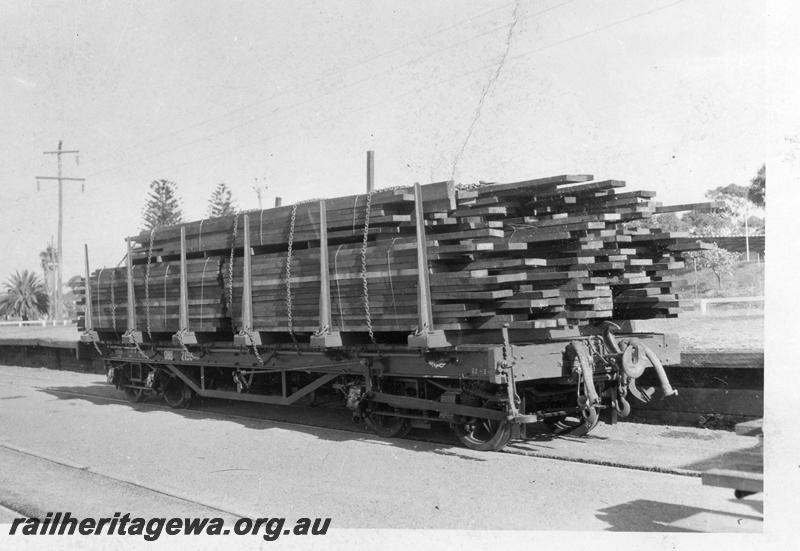 P08019
QBB class with timber load, side and end view.
