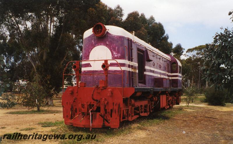 P08344
Ex MRWA F class 41 diesel loco, Moora, front and side view, on display
