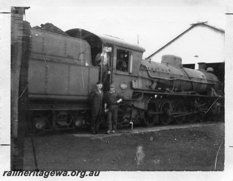 P08399
W class 943 with Mr Gould, Mr Fusel and Mr Bruno Scappin in front of cab, last steam locomotive to leave Wagin, GSR line. 

