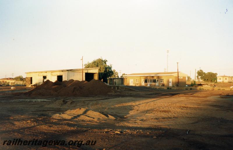 P08601
Meekatharra, station building, platform, goods shed, loading ramp, view from rail side, NR line.
