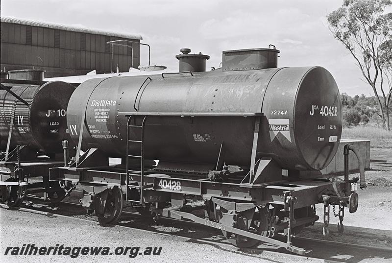 P09181
JOA class 40428 tank wagon for distillate, Narrogin loco depot, GSR line, side and end view
