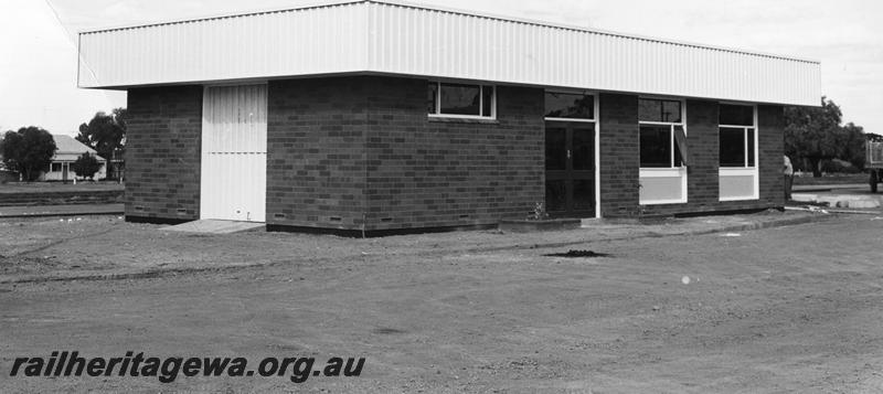 P10039
Station building, Bruce Rock, NWN line, brick structure, street side view
