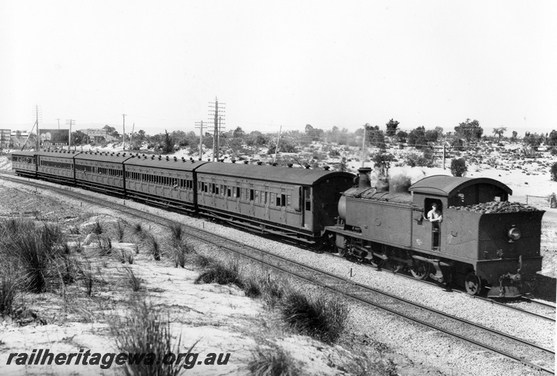 P10266
DS class loco hauling a train of five suburban carriages around the Bayswater Curve, view along the train.
