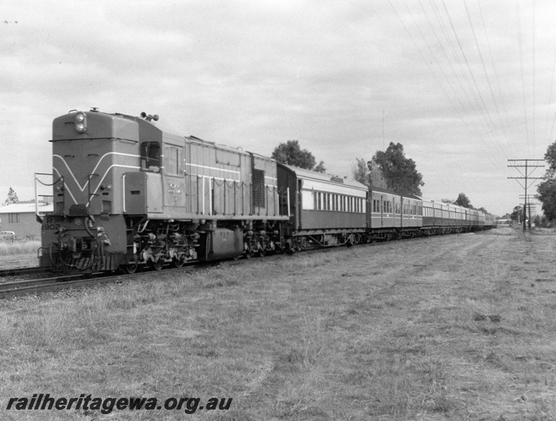P10275
R class 1902, Australind set strengthened with suburban carriages, Bunbury bound Australind near Maddington, SWR line
