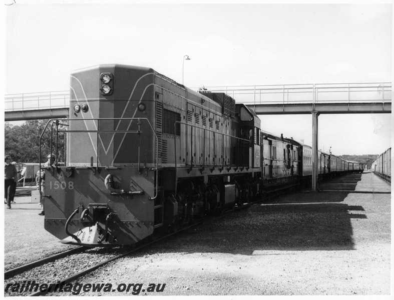 P10297
A class 1508 in green livery, on a country passenger train, Narrogin, GSR line, view along the train
