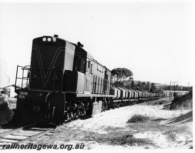 P10316
RA class 1918 in green livery hauling a train of nickel containers and fuel tank wagons, Esperance, CE line, view along the train
