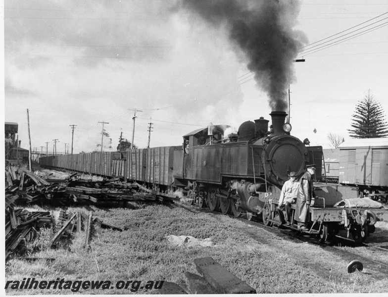 P10330
DD class 592, NS class shunters float, train of mainly GH class wagons, water towers and roundhouse in background, shunters riding on the float, Bunbury, SWR line
