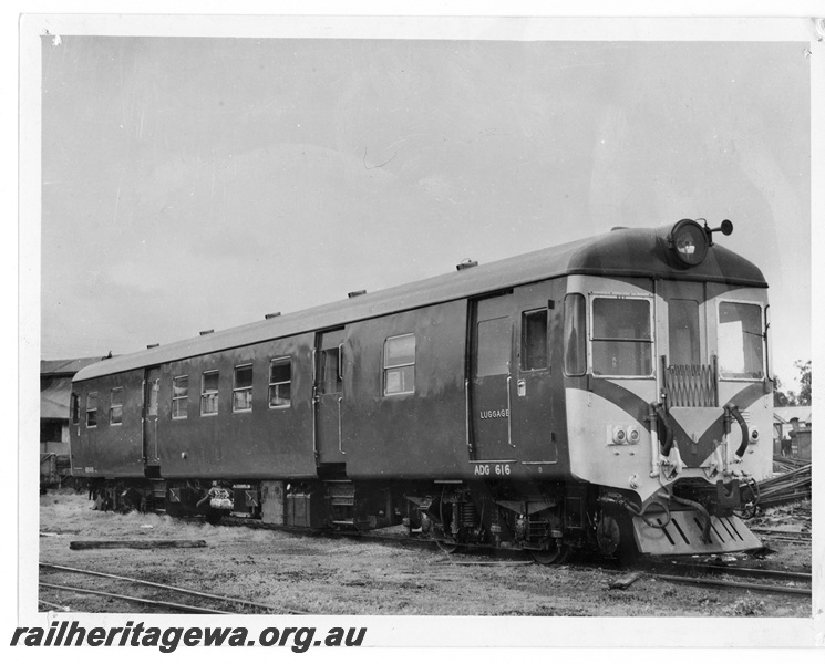 P10992
ADG class 616, with white end with V, side and end view
