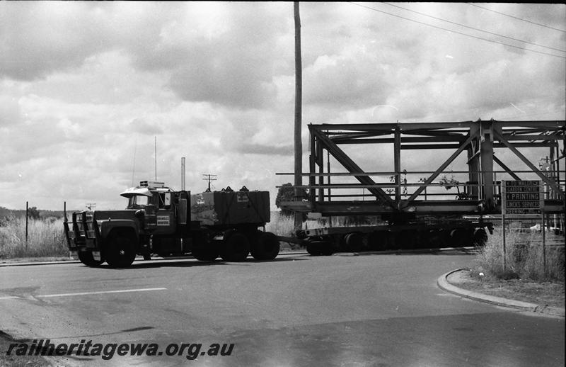 P11218
2 of 5 views of the transportation of the gantry from the Midland Coal Dam to the rail depot in Bellevue
