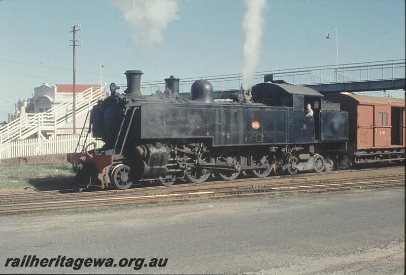 P11637
DD class 591, Z class 77 in brown livery, footbridge, shunting, Subiaco. ER line.
