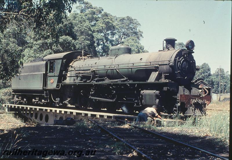 P11814
W class 932, on the Sellers turntable, loco shed in background, Pemberton. PP line.
