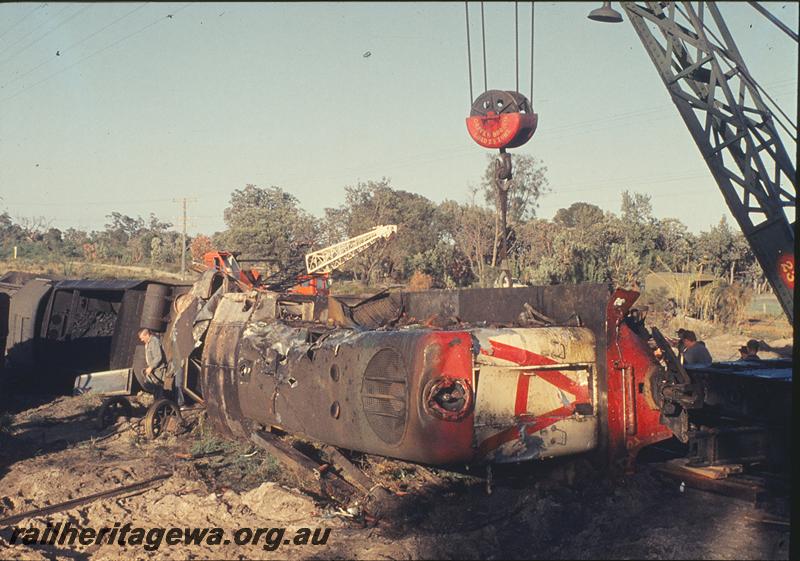 P11993
Y class 1105, being lifted, Mundijong Junction accident. SWR line.
