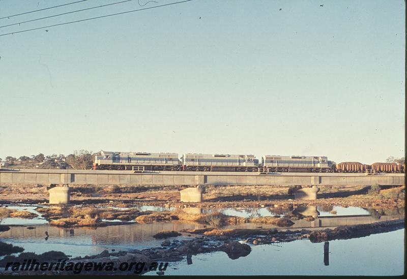 P12140
L class, triple headed ore train, Avon River Bridge, Northam. SG line.
